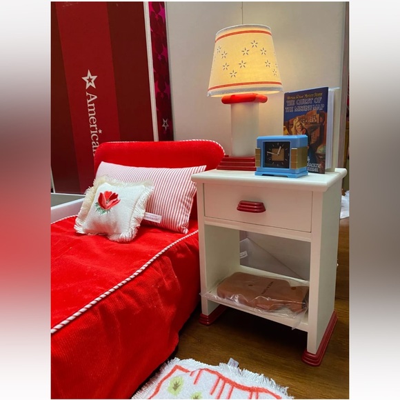 RARE AMERICAN GIRL DOLL MOLLY AND FURNITURE ACCESSORIES LAMP BED CLOTHES - Picture 2 of 7